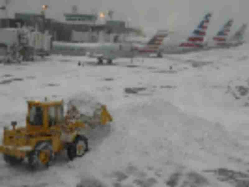 New York faces slushy mess as storm grounds hundreds of flights