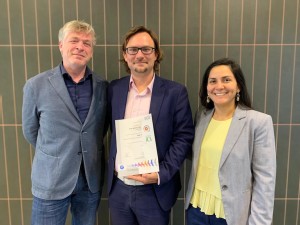 https://www.ajot.com/images/uploads/article/Alex_Papworth_of_Virgin_Atlantic_Cargo_%28centre%29_with_Cargo_iQs_Executive_Director_Ariaen_Zimmerman_and_Laura_Rodriquez._Manager_Implementation_.jpg