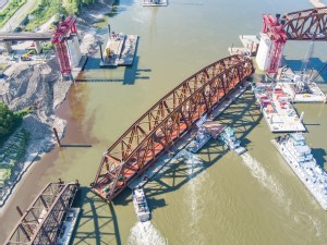 https://www.ajot.com/images/uploads/article/Float_in_of_third_truss_on_Merchants_Bridge-_Courtesy_Walsh_Construction_and_Trey_Cambern_Photography.jpg