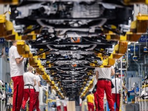 Global goods trade rebounds on demand for cars, WTO says