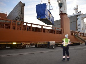 https://www.ajot.com/images/uploads/article/jaxports-heavy-lift-ship-to-rail-large-generator-2.jpg