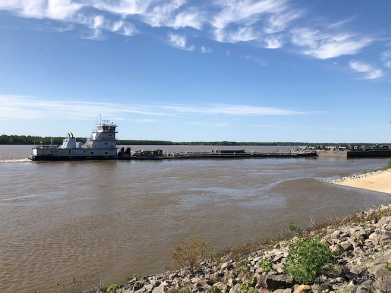 Over 700 barges stuck in Mississippi River from bridge crack