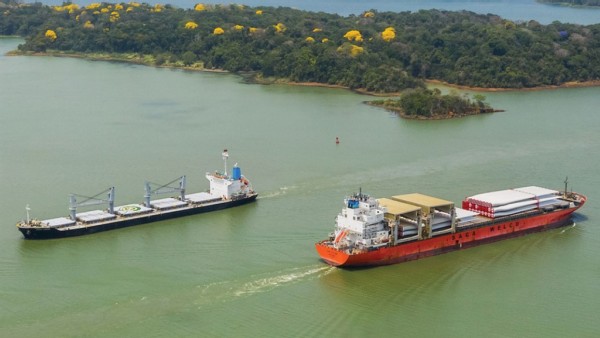 https://www.ajot.com/images/uploads/article/713-ships-panama-canal.jpg