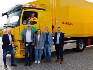 En route to carbon-free road freight transport: DHL Freight introduces fully electric tractor-trailers from Mercedes-Benz Trucks