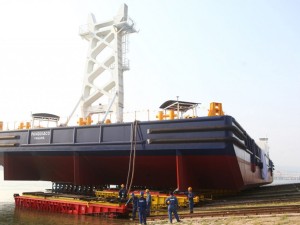 https://www.ajot.com/images/uploads/article/Damen-launches-Crane-Barge-in-Yichang-%281%29.jpg