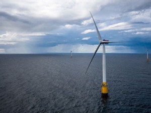 https://www.ajot.com/images/uploads/article/Equinors-Hywind-project%2C-the-first-floating-wind-farm%2C-located-off-the-coast-of-Scotland-Source-Equinor-400x300.jpg