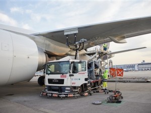 https://www.ajot.com/images/uploads/article/Fueling_of_the_aircraft_in_Frankfurt_Credit_Lufthansa_Cargo_AG_Oliver_Roesler.jpg
