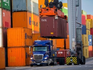 https://www.ajot.com/images/uploads/article/GPA_GCT-Bruenswick-loading-container-truck.jpg