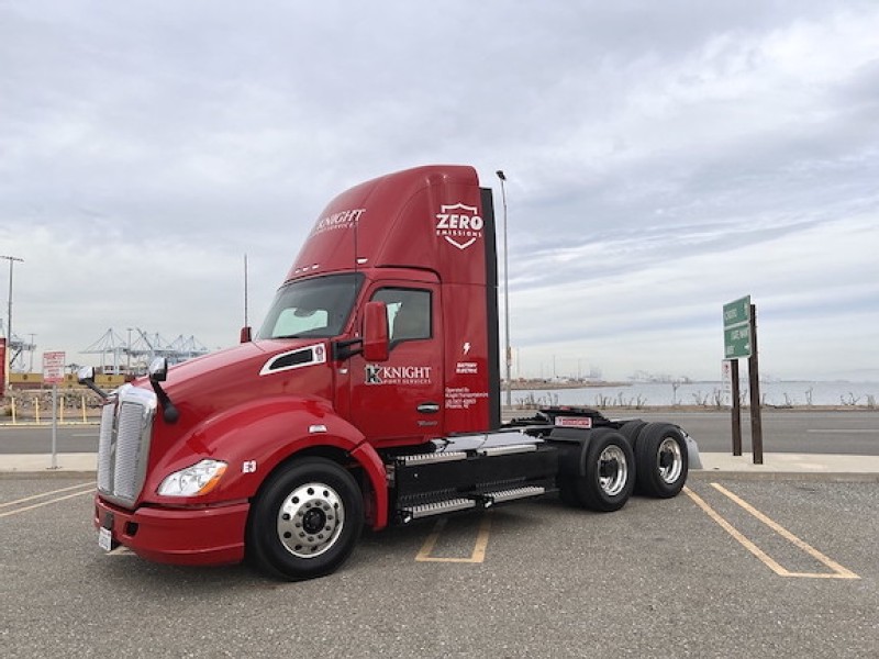 Kenworth delivers first T680E to a major U.S. fleet -  Knight-Swift Transportation