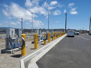 https://www.ajot.com/images/uploads/article/Port_of_Oakland_new_EV_charging_stations_for_drayage_trucks_at_STE_2021.jpeg