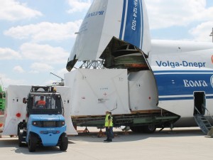 https://www.ajot.com/images/uploads/article/Verladung-Volga-Dnepr-bottle-filling-packing-plane.jpg