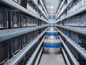 https://www.ajot.com/images/uploads/article/Warehouse-Automation-VVA_Single-level-Shuttle-SSI-Flexi-Arvato-Supply-Chain-Solutions.jpg