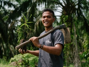 https://www.ajot.com/images/uploads/article/db-schenker-Ecosia_Indonesia.jpg