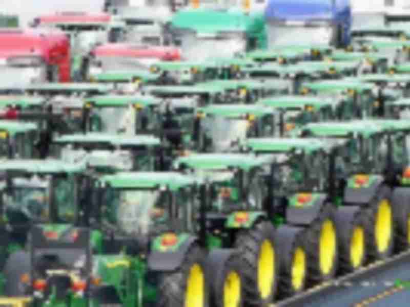 Deere Slumps as Trade War Dims Outlook for Top Tractor Maker