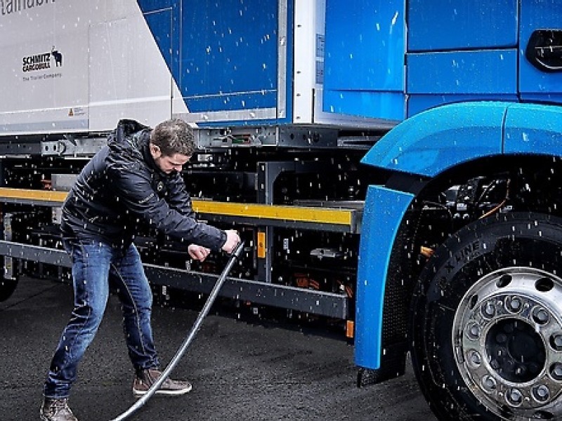 Daimler dumps gas-powered truck bid to build CO2-neutral fleet