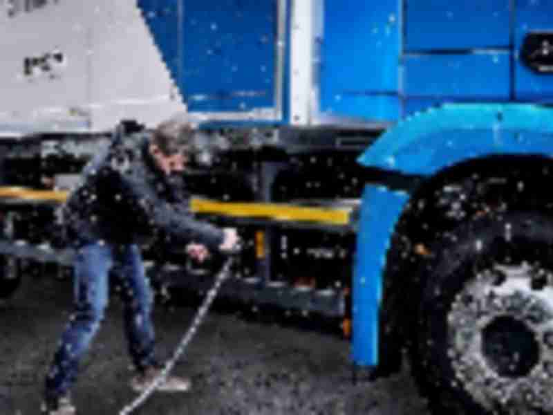 Daimler dumps gas-powered truck bid to build CO2-neutral fleet