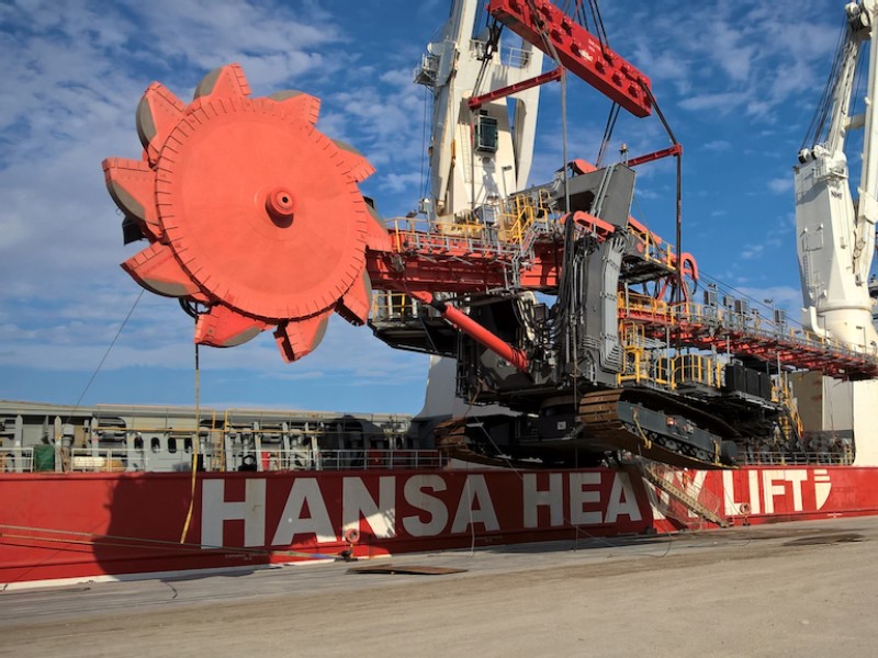 Hansa Heavy Lift transports huge shiploader from Belgium to Angola