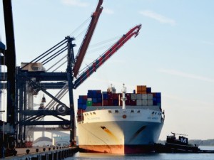 https://www.ajot.com/images/uploads/article/jaxport-unloading-oocl-containers.jpg