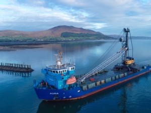 https://www.ajot.com/images/uploads/article/liebherr-lhm-420-mobile-harbour-crane-shipment-germany-ireland.jpg