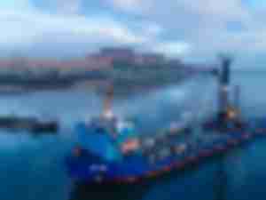 https://www.ajot.com/images/uploads/article/liebherr-lhm-420-mobile-harbour-crane-shipment-germany-ireland.jpg