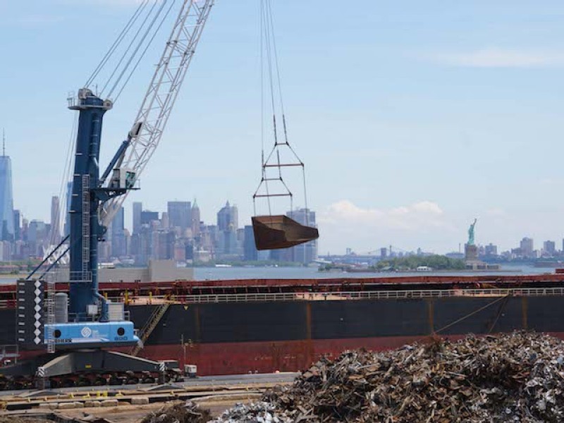  Liebherr’s flexible barge solution for Sims Metal Management at the Port of NY&NJ