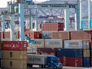 https://www.ajot.com/images/uploads/article/port-of-la-truck-containers-transtainers.jpg