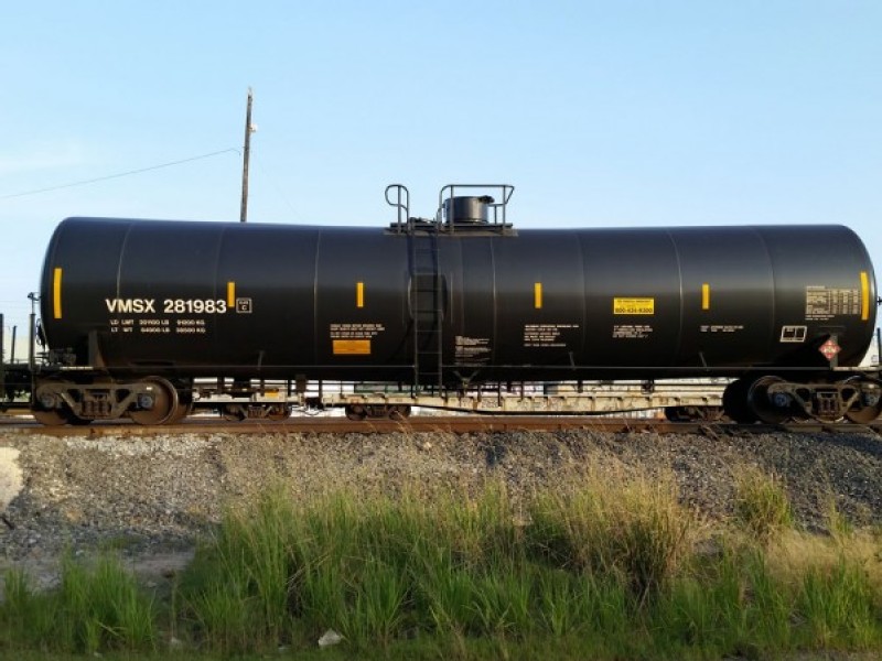Alberta buying rail cars to ship crude amid pipeline pinch