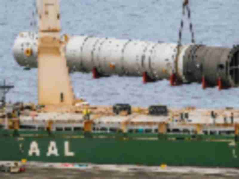 AAL moves a US petroleum refinery along its Asia–Americas trade route