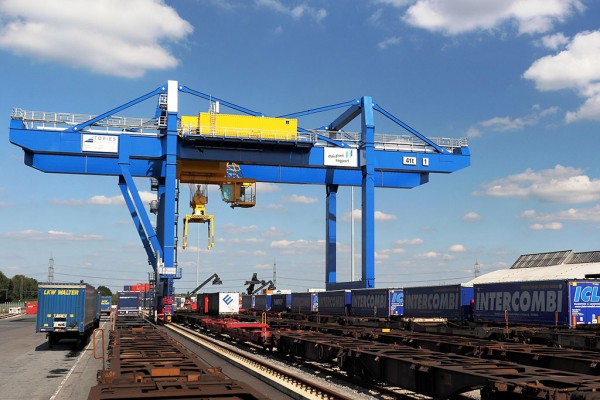 Railway crane at the logport III container terminal