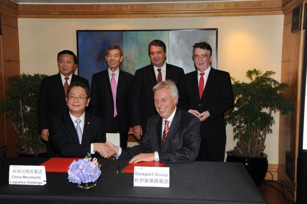 Erich Staake (front right), Chief Executive Officer of Duisburger Hafen AG (duisport), signed cooperation agreements with high-ranking Chinese business partners in Hong Kong, attended by Federal Minister for Economic Affairs and Energy Sigmar Gabriel and North-Rhine Westphalia transportation minister Michael Groschek (right): (from left) Hu Zheng, Director der CMG, Zhang Rui, General Manager of CML, Zhao Huxing, Deputy Chairman of CMG © Manfred Knopp