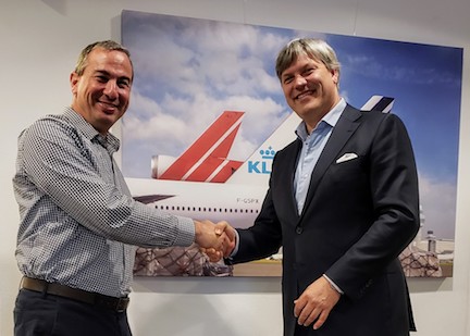 Left is Mr. Zvi Schreiber, CEO of the Freightos Group, right is Mr. Marcel de Nooijer, EVP Air France-KLM Cargo & managing director Martinair Holland NV.