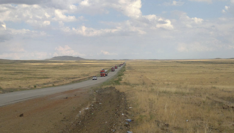 Very difficult road conditions in the South Gobi posed challenges in transporting 40-55 ton components across the Mongolian steppes.