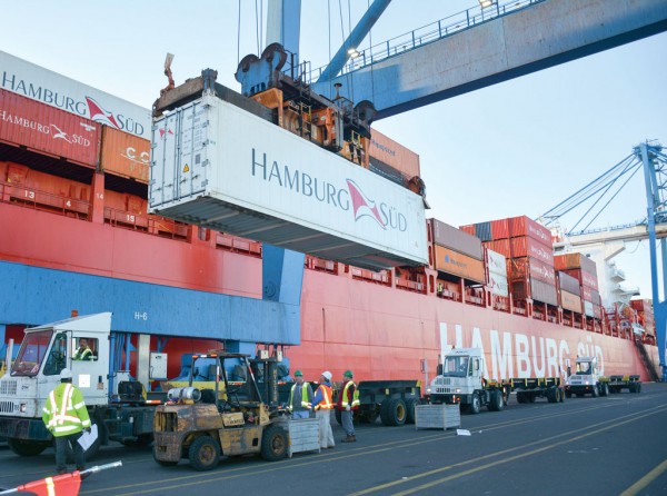 At Brazil’s Porto Itapoá, the first shipment of Brazilian beef to the United States is lifted aboard Hamburg Süd’s Monte Aconcagua.