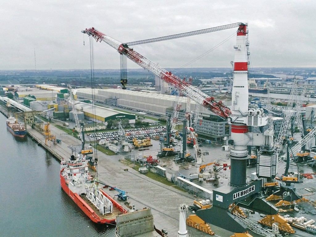 A stinger weighing 260 tons is lifted from a ship onto a barge for the German company Krebs Korrosionsschutz
