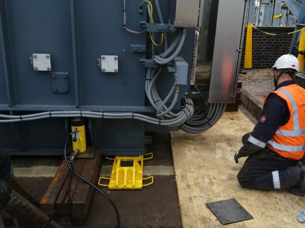 AS500 alignment shoes moved the transformer sideways into its final position once off the skidding system.