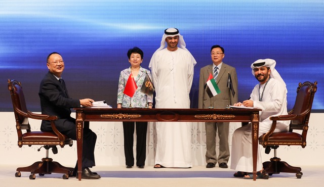 Captain Mohamed Juma Al Shamisi, CEO of Abu Dhabi Ports and Luo Hua, General Manager of Jiangsu Province Overseas Cooperation Investment Company Ltd. sign 50-year Musataha agreement.