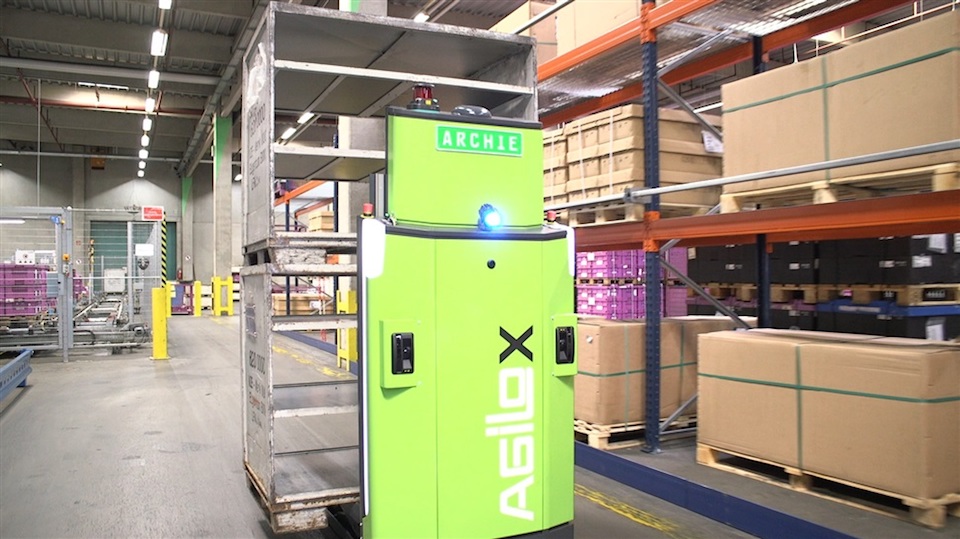 Driverless forklift truck from AGILOX transports empty containers at the Eching site