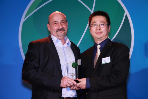 Alexander Roschupkin (left), ABC’s Commercial Director, receiving the 'Best All-Cargo Airline' award. receiving the award from Meng Xun, deputy general manager of the Aviation Logistics Development Company at the Shanghai Airport Authority.