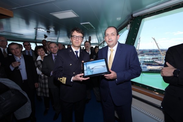 Port Authority Deputy Director Andrew Saporito presenting plaque to mark the inaugural voyage of the Grande New York