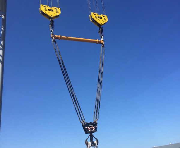 Caption: On each of the two hook blocks there were two 158t, 1.6m slings attached to the 300t shackles of the spreader.