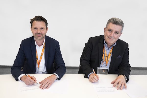 Christopher Beplat, Managing Director at EGIM, and János Tálosi, CEO of East-West Intermodal Logistics Ltd., sign a cooperation agreement to connect East-West Gate terminal in Fényeslitke with EUROGATE Rail Hungary’s network.