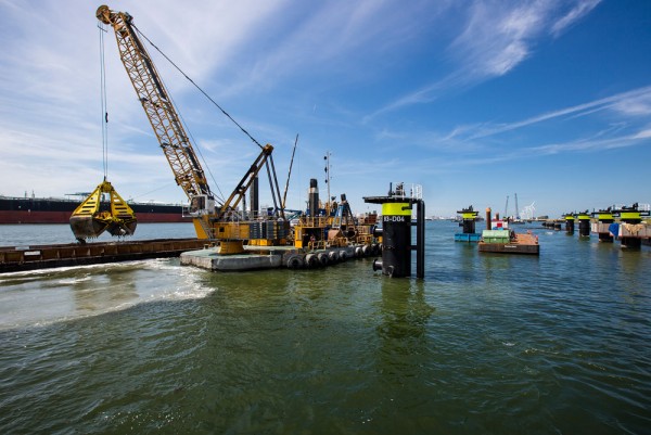 In the port of Rotterdam, Volker Staal en Funderingen is working on new dolphin configurations (Erik Bakker) 
