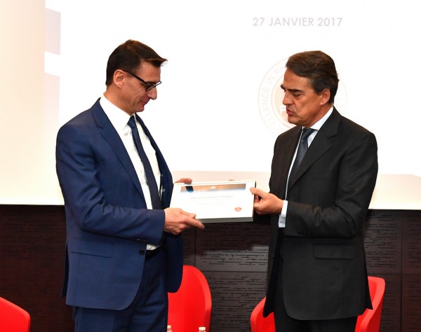Brice Bellin, Healthcare Director Europe of Bolloré Logistics receiving the certification from M. Alexandre de Juniac, CEO of IATA.