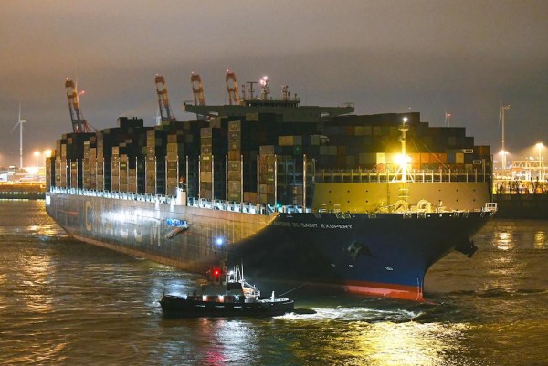 The ‘CMA CGM ANTOINE DE SAINT EXUPERY’ berthed in Hamburg early on Thursday morning, 15 March