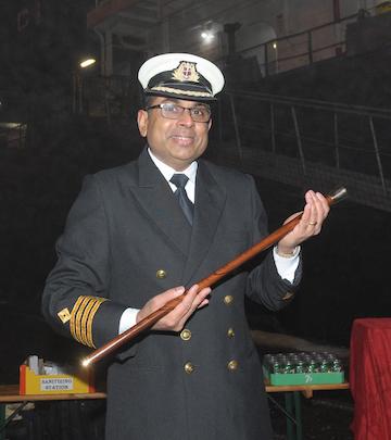 Captain Felino D'Souza won the Gold-Headed Cane, the Quebec Express being the first ocean-going vessel to cross the Port of Montreal’s downstream limit in 2022.