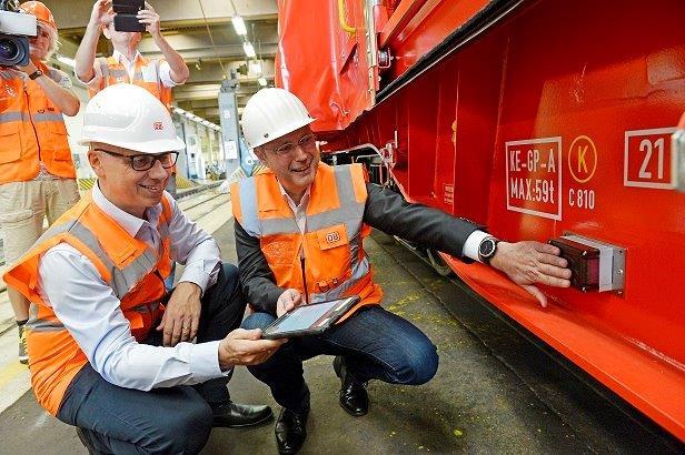 Marek Staszek, Member of the Management Board for Production at DB Cargo (left) and Jürgen Harland, Head of Logistics and SCM at Salzgitter Flachstahl GmbH activate the telematics module (DB AG/Max Lautenschläger)