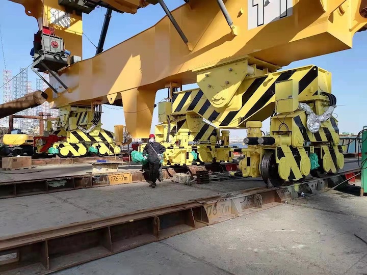 The crane BASIS is installed in the saddle bracket between the sill beam and main equalizer beam. There are four corners for each crane. This photo shows two corners on the waterside; the two corners on the landside are not shown.
