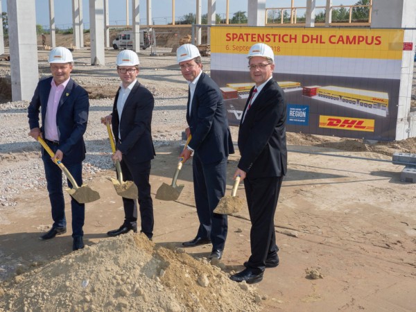 From left to right: Thomas Ram, Mayor of Fischamend Municipality, Christoph Wahl, Managing Director Austria at DHL Global Forwarding, Horst Sorg, Managing Director Austria at DHL Freight and Dr. Günther Ofner, Member of the Board of Flughafen Wien AG
