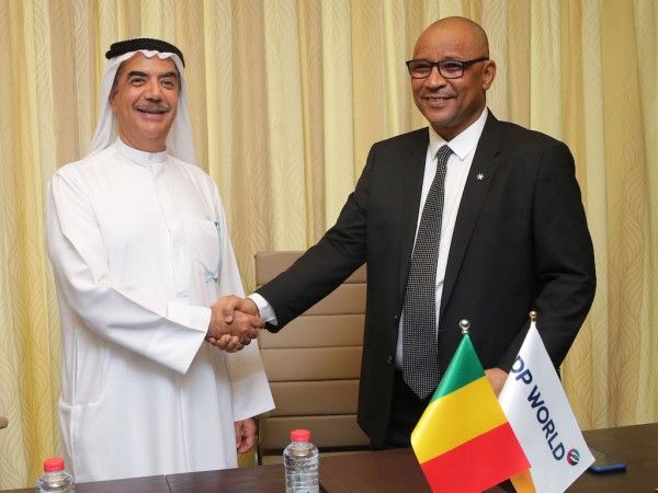 Suhail Al Banna, Chief Executive Officer and Managing Director, DP World Middle East and Africa, and Moulaye Ahmed Boubacar, Minister of Equipment and Transport, the Republic of Mali, during the signing of the concession agreement in Dubai
