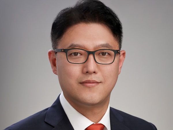 Dong Woo Lee, Director of Life Science Sales